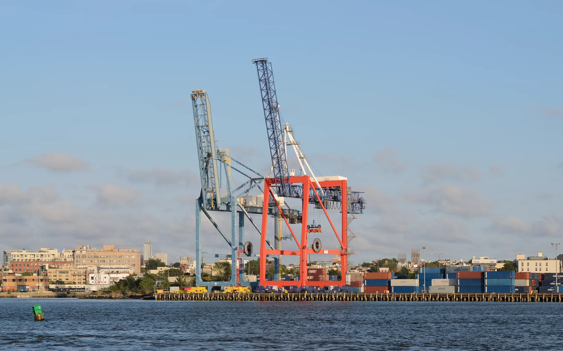 Terminal portuaria con grúas y contenedores para comercio internacional